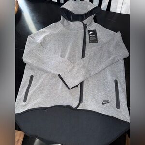 NWT. Nike Woman’s Gray Hooded Tech Fleece Cape. Size XL.